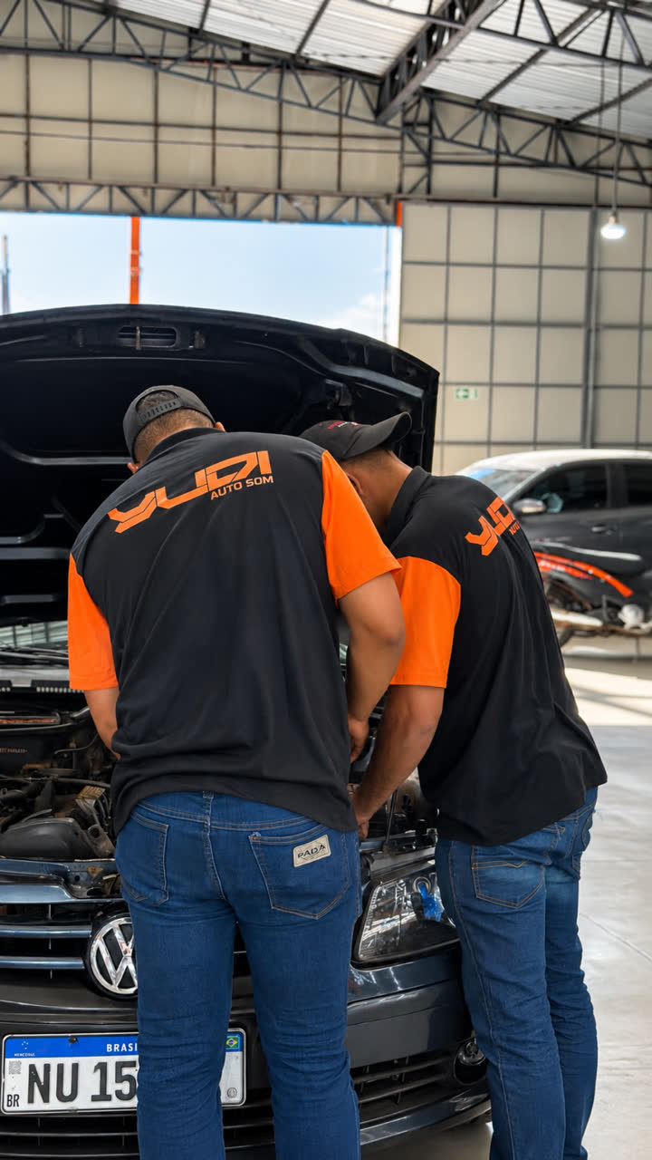 Técnicos trabalhando no motor de um carro